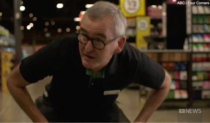 jjjove's tweet photo. Woolworths CEO demonstrates self check out
#4Corners https://t.co/hEJY6XiUDL
