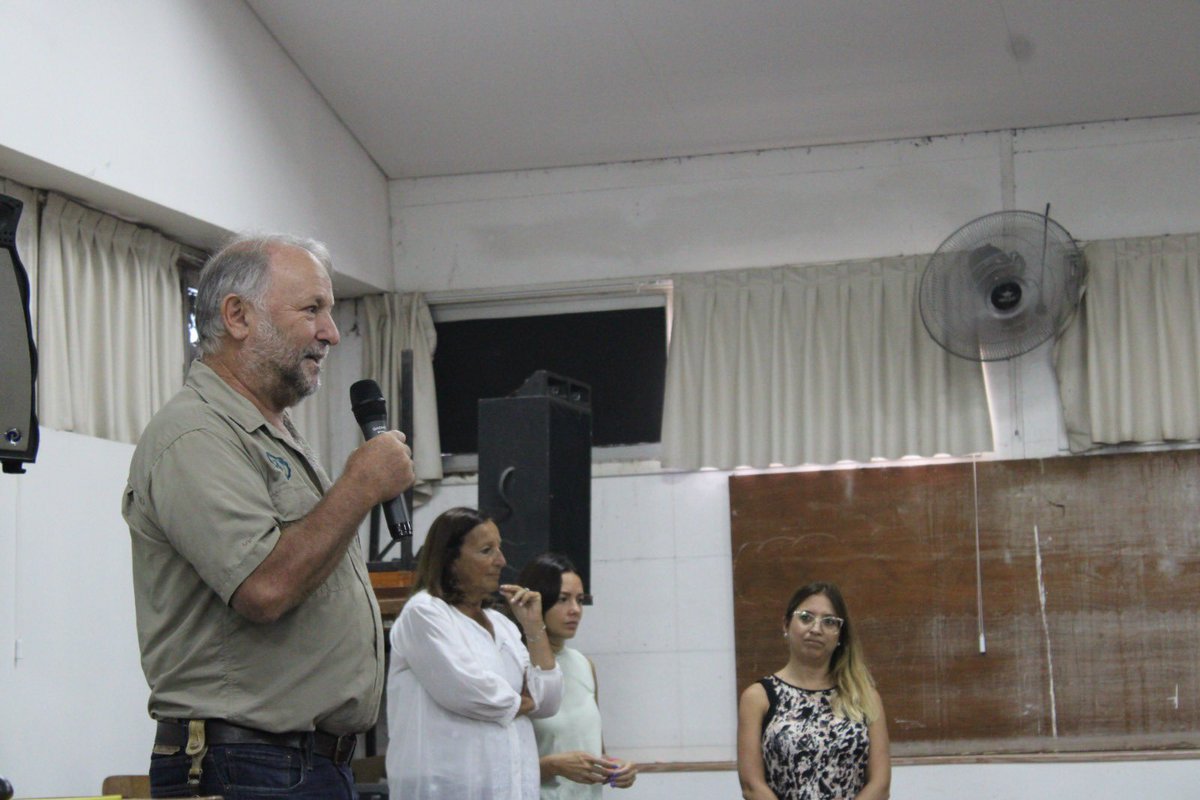 fcabalcarce's tweet photo. 📢Comenzó el ingreso 2024 en la #fcabalcarce
👉El decano, Miguel Pereyra Iraola les dio la bienvenida a los/las ingresantes junto con el vicedecano, Fabián Cabría . Además, Viviana Pérez y Soledad Cejas, del área pedagógica realizaron una introducción sobre el ingreso. https://t.co/jyoKvXkjXH