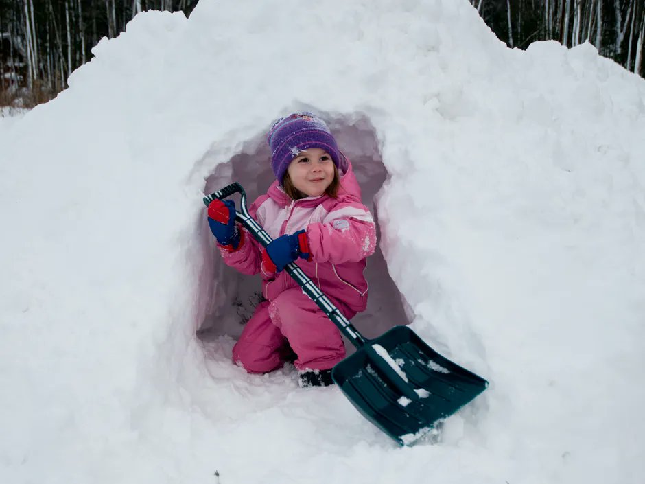SportEdmonton's tweet image. 👨‍👩‍👧‍👦 Family Day Fun in the Snow! Celebrate Family Day with a range of outdoor activities that kids and parents will love. From building snow forts to playful snowshoeing, enjoy the day together: activeforlife.com/6-outdoor-wint… #FamilyDayFun #ActiveWinter #LiveActiveYEG #PL4C @activeforlife