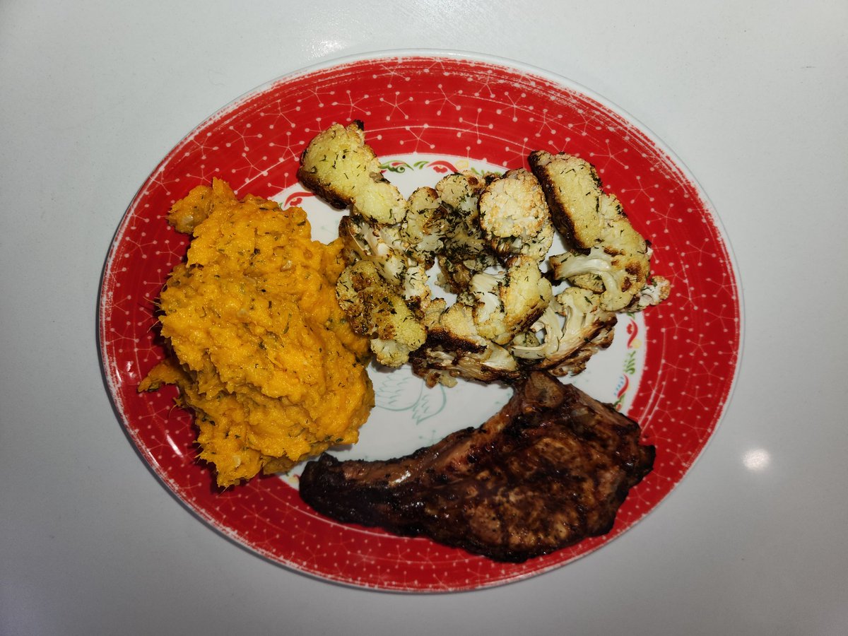 Shooo2Shooo2's tweet photo. BBQ Pork, Sweet Potatoes &amp; Baked Cauliflower. #SupperTime is #SuperTime 😂 https://t.co/vhoavvGnsp