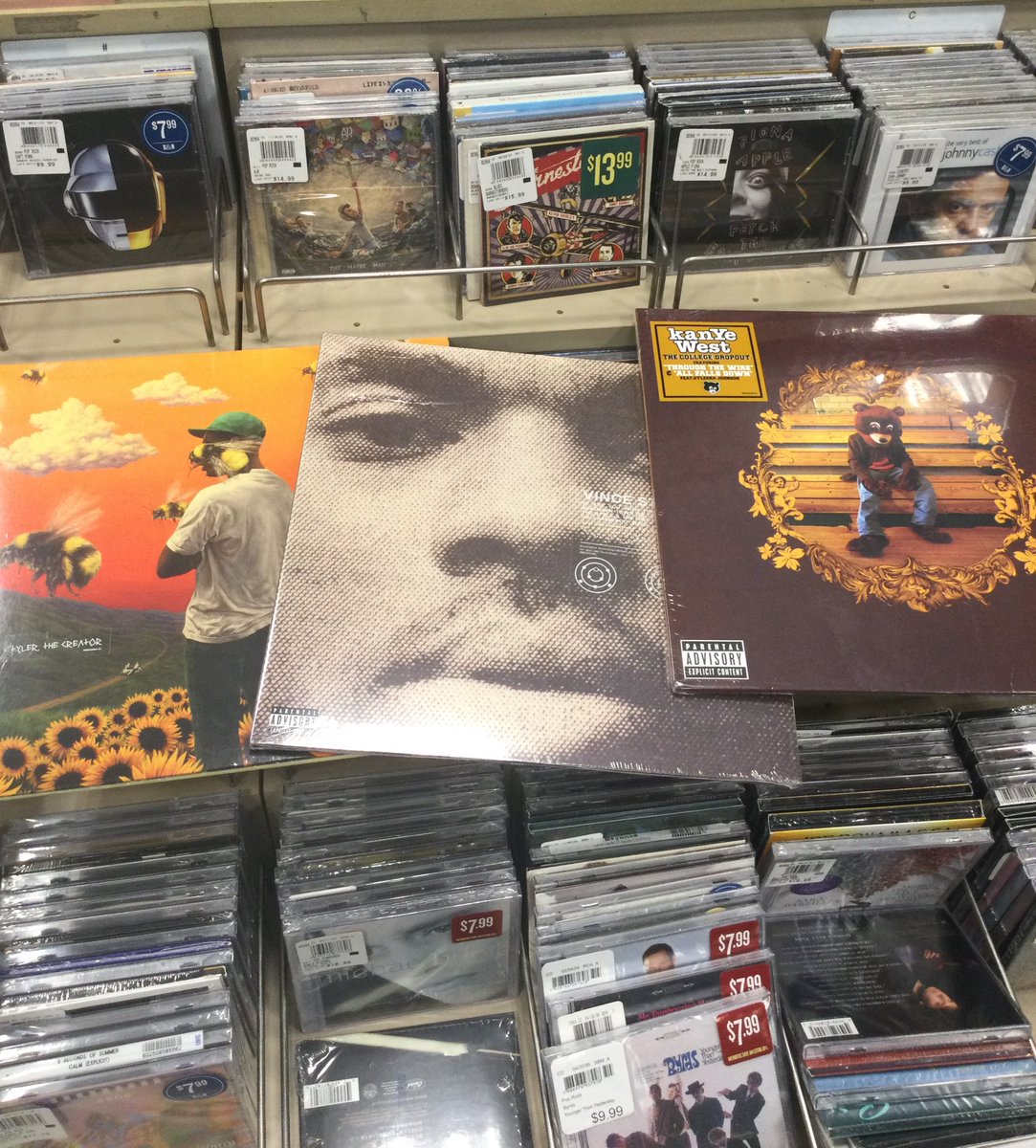 D2X__'s tweet photo. vinyl shopping is pure therapy https://t.co/BafGEeCVqC