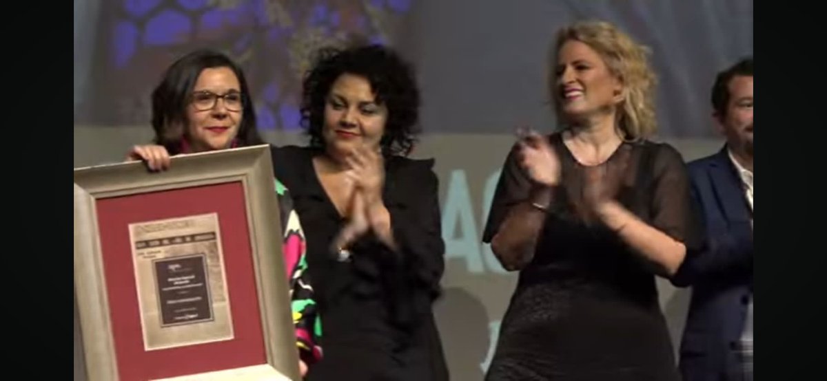 No hay tuit que pueda recoger lo felices que nos han hecho hoy los compañeros de la <a href="/aprensasevilla/">Asoc. Prensa Sevilla</a> a <a href="/ederecom/">Edere Comunicación</a>. Suena a tópico pero lo más bonito de la noche ha sido poder dar las gracias y abrazar a tanta gente querida ¡Larga vida al #periodismo y que #vivalacultura!