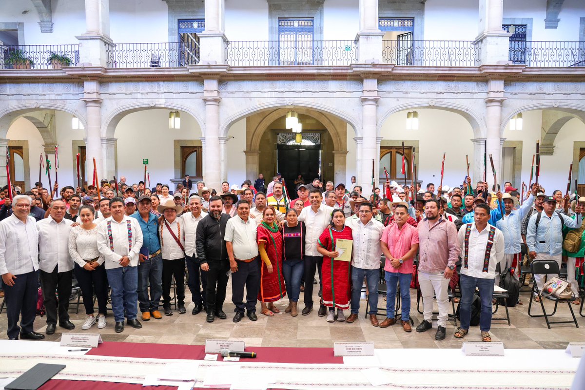 Somos un gobierno de diálogo y de puertas abiertas, por eso, junto al Gabinete Legal, nos reunimos por segunda vez con integrantes del #MULT en Palacio de Gobierno, para atender de forma directa sus necesidades. 

En el #NuevoPactoSocial, escuchamos a todos los grupos sociales,