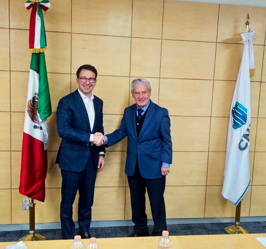 Jesusd_laFuente's tweet photo. Nos reunimos con Judson Althoff, EVP &amp; Chief Commercial Officer de @Microsoft; Tito Arciniega, Vice President Latam y su equipo de profesionales, para seguir avanzando en las acciones de modernización tecnológica, uso de la nube e inteligencia artificial en la @CNBVmx https://t.co/97RFA8xDSg