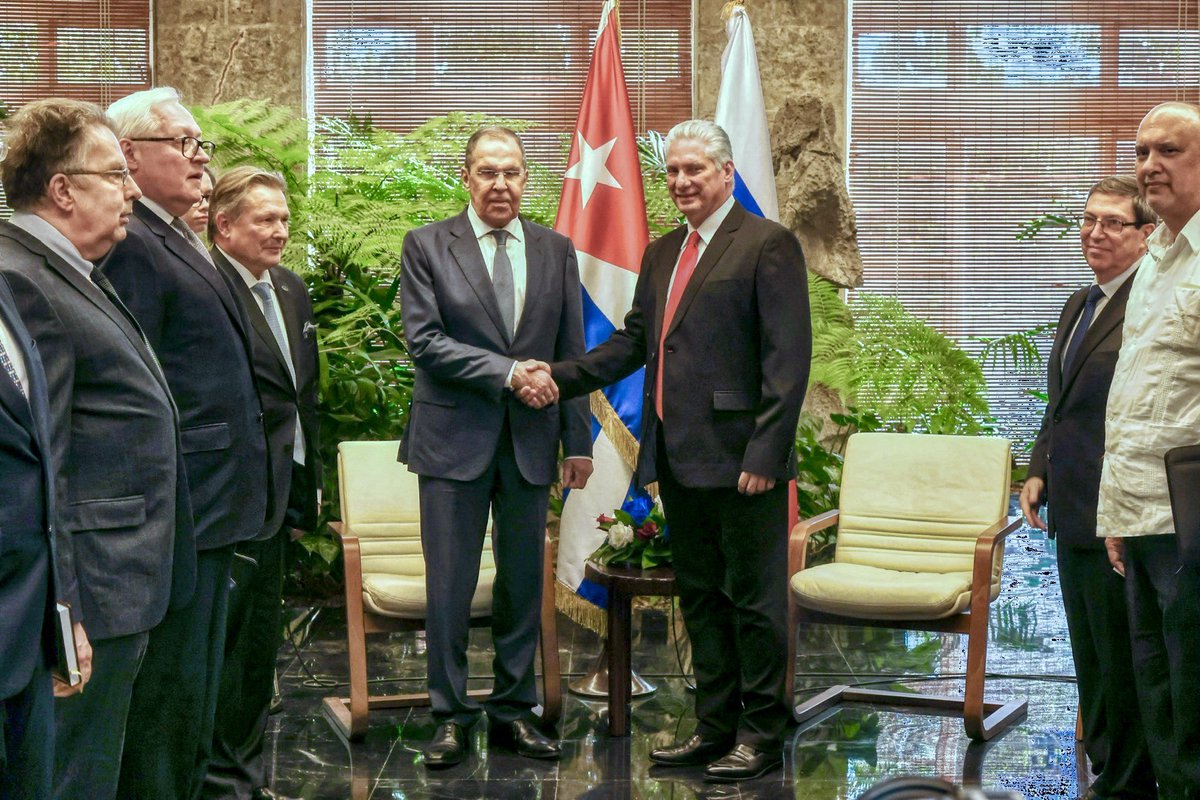🇷🇺🤝🇨🇺| Recibe Presidente de #Cuba, <a href="/DiazCanelB/">Miguel Díaz-Canel Bermúdez</a>, al Ministro de Asuntos Exteriores de #Rusia, Serguei Lavrov.

Durante el encuentro se constató el excelente estado de las relaciones entre ambos países, basadas en históricos lazos de amistad.

🔗 cubaminrex.cu/es/recibe-pres…