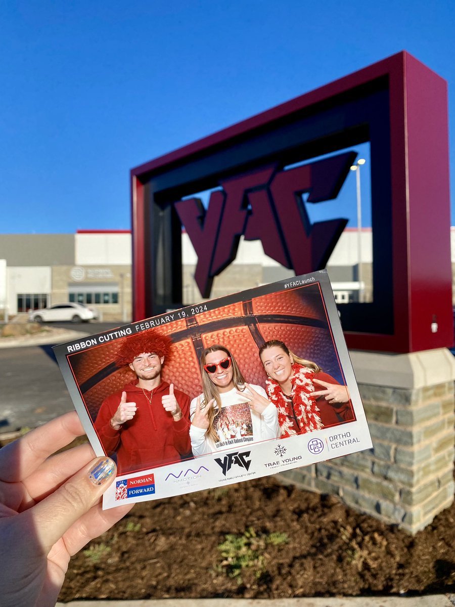 CrimsonCreamNIL's tweet photo. A fun Monday afternoon at the @YFAC_Sports Ribbon Cutting with a few of our OU Athletes! Loved meeting some fans and seeing this amazing facility! 🥎🏈🎾🏀 
#YFACLaunch @OU_Softball @OU_WTennis @OU_MTennis @OU_Football https://t.co/0mhiUIeHbG