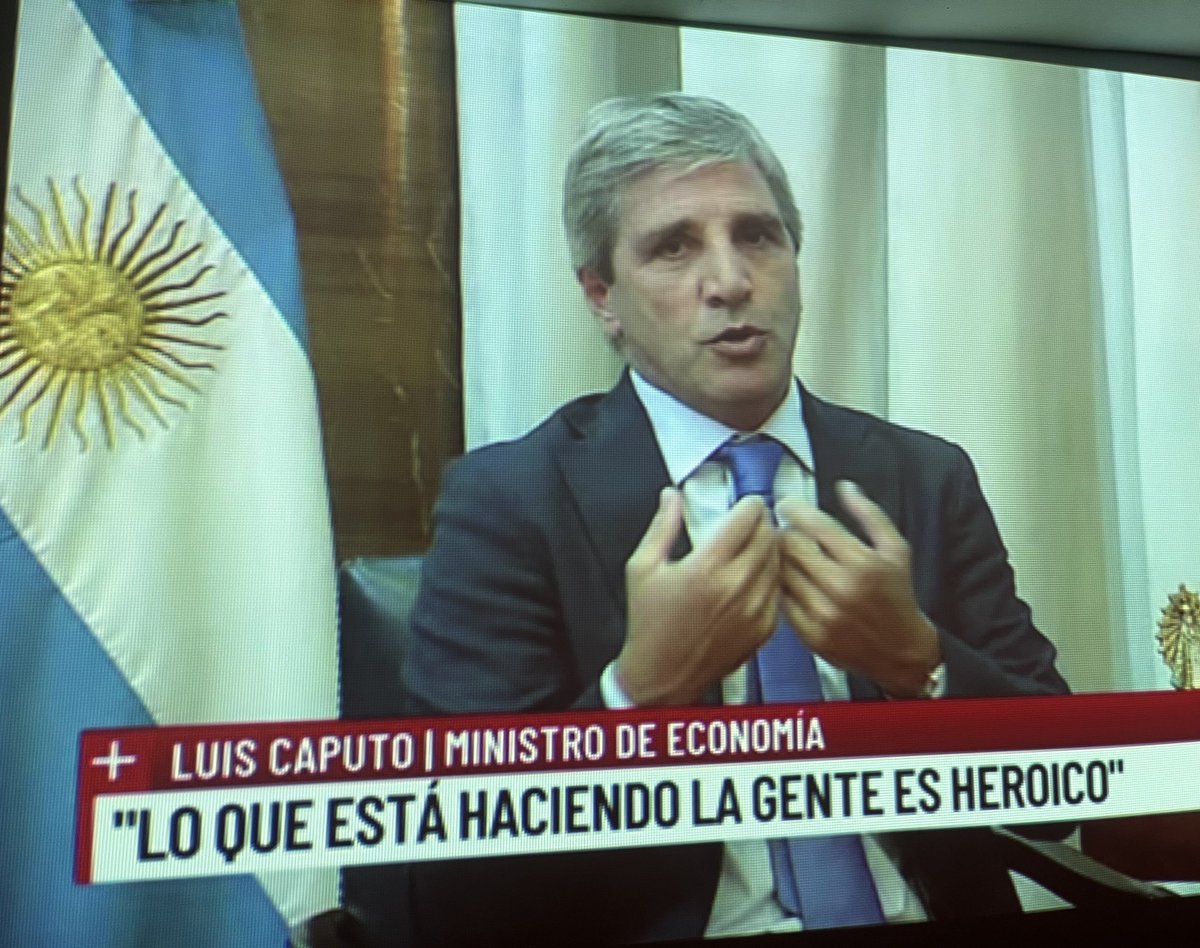 No es heroico que los nenes pasen hambre, que los jubilados paguen tu ajuste, que quienes trabajan todo el día no lleguen a fin de mes. Heroico sería que los ricos pongan un poquito de las fortunas que vienen cosechando mientras crece la pobreza @TotoCaputoAR