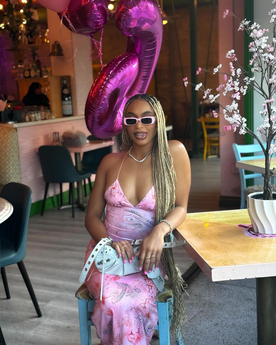 admireherflair's tweet image. Pretty in pink.