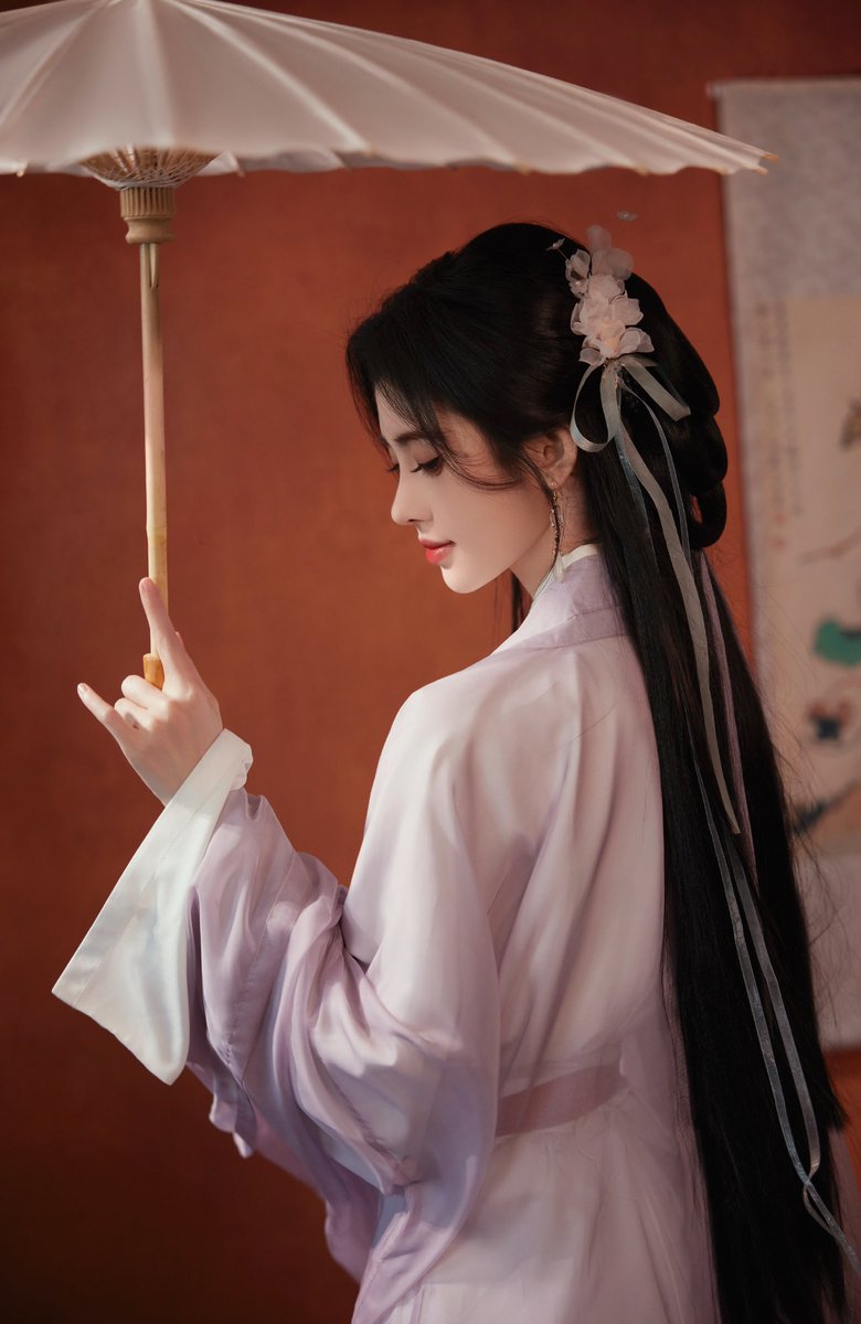 juijingyi's tweet photo. Amidst the tapestry of nature’s awakening, I, stands as a beacon of classical elegance, my presence evoking the timeless allure of poetic reverie. The ancient rhyme that surrounds her is a symphony of beauty, its mellifluous cadence weaving through the fabric of existence. https://t.co/iZDiBC5nw8