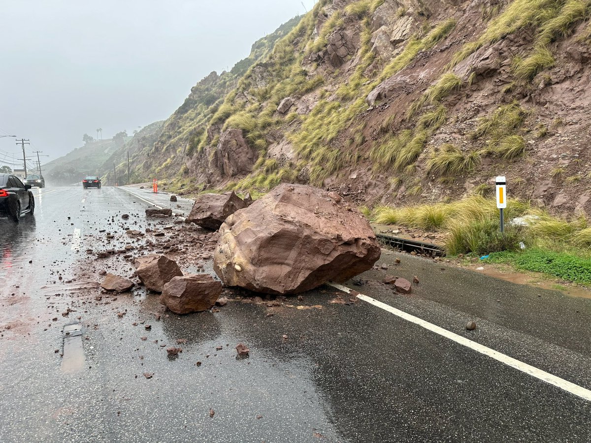 #2 Westbound lane closed at the 20700 block of PCH (b/t Las Flores - Big Rock). Use caution if you are on the roadways. <a href="/CityMalibu/">City of Malibu</a> <a href="/acornnewspaper/">The Acorn</a>  <a href="/TheMalibuTimes/">The Malibu Times</a> <a href="/991KBU/">99.1 KBUU Radio Malibu</a>