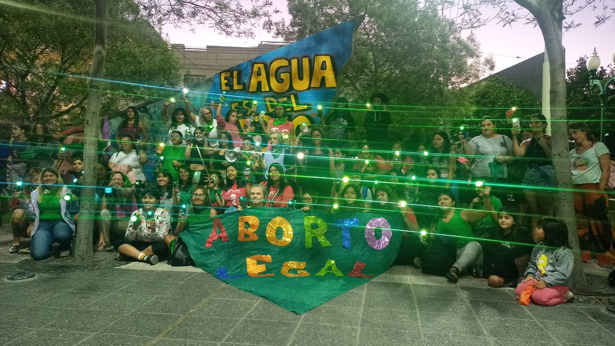 JuventudTTT's tweet photo. 💚EN LAS CALLE LO CONQUISTAMOS|EN LAS CALLE LO DEFENDEMOS💚

A 4 años de la ley 27.610 decimos NI UN PASO ATRÁS✊️.
Antes intentos de retroceso en derechos adquiridos, seguimos luchando por la justicia social.

LA MAREA VERDE NO RETROCEDE✊️ https://t.co/3UdDBLcvcs