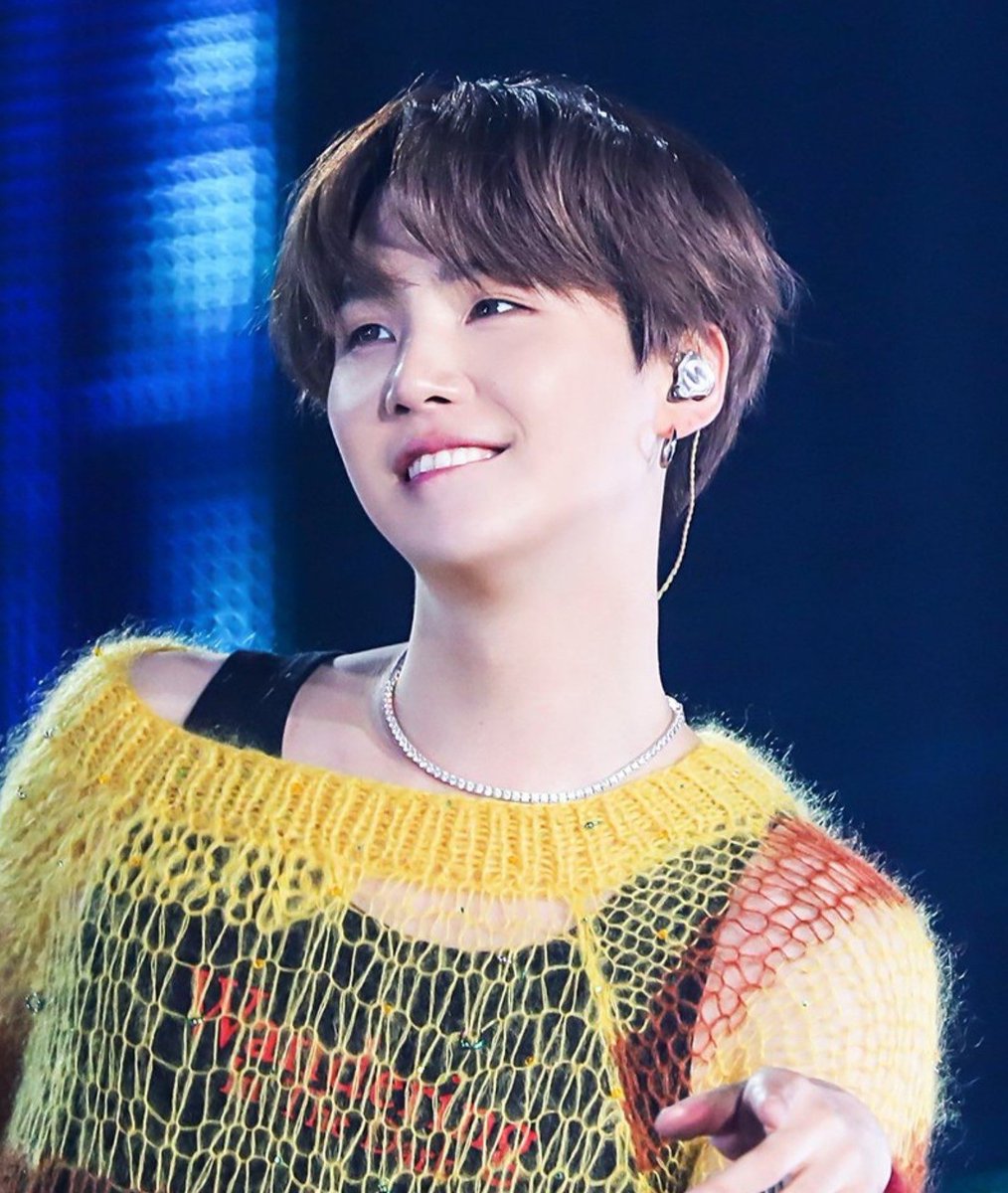 ourpurpIe's tweet photo. Toma una captura de pantalla de la rueda de colores y deja que decida el color que  lleva tu bias + ss de tu stream.

Yoongi iconic wearing in yellow 👑 
#StreamOnSpotify https://t.co/HmwYntPasF