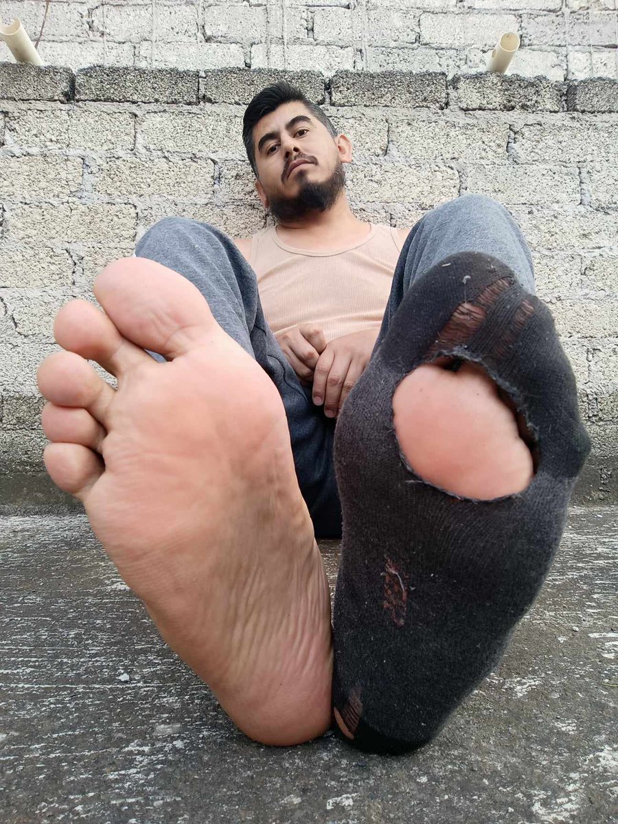 asra_asraelo's tweet photo. Excelente inicio de semana mi gente chula, quién se anima para chuparmelas mientras trabajo, me apestan bien rico las patas, 🤤🤤🤤👃🏻🥴👣👅, tener a un wey peludo de bajo de mis patotas del 10, me urge que me las atiendan 👃🏻👃🏻👣 https://t.co/K6xiJvWnKX
