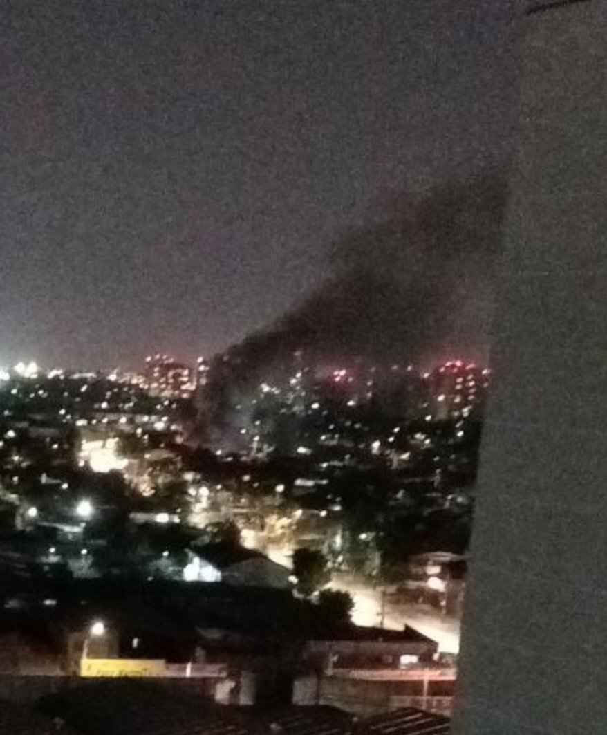 bayron_lopez01's tweet photo. !!AHORA!! Bomberos #LaGranja declara 1ra alarma de incendio por fuego en casa habitación con peligro de propagación en Av Santa Ana y Florida comuna de #SanRamon en apoyo bomberos #ñuñoa @reddeemergencia @chile_accidente @Bomba_Decima https://t.co/8ZrmllEKVn