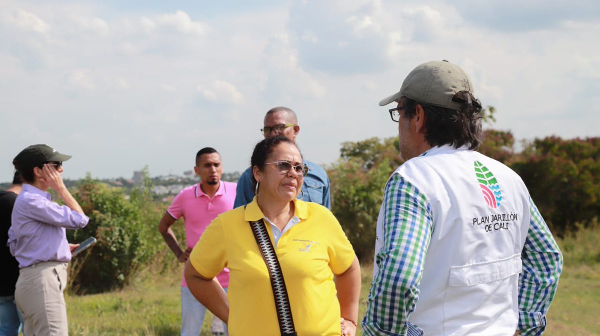 jdsaa's tweet photo. @planjarillon hizo parte de la visita institucional que identificó algunas problemáticas de la comunidad de Altos de Santa Elena, #Comuna18. Nuestro compromiso es conocer los entornos de nuestras comunidades reasentadas.
@SeguridadCali, @RiesgoCali, @DagmaOficial, @edrucali. https://t.co/BvhyxheufZ