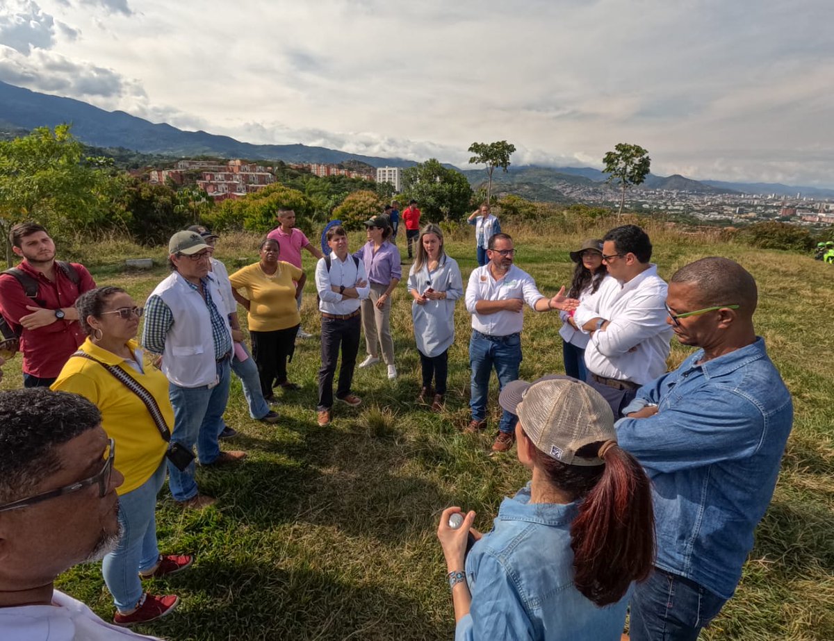 jdsaa's tweet photo. @planjarillon hizo parte de la visita institucional que identificó algunas problemáticas de la comunidad de Altos de Santa Elena, #Comuna18. Nuestro compromiso es conocer los entornos de nuestras comunidades reasentadas.
@SeguridadCali, @RiesgoCali, @DagmaOficial, @edrucali. https://t.co/BvhyxheufZ