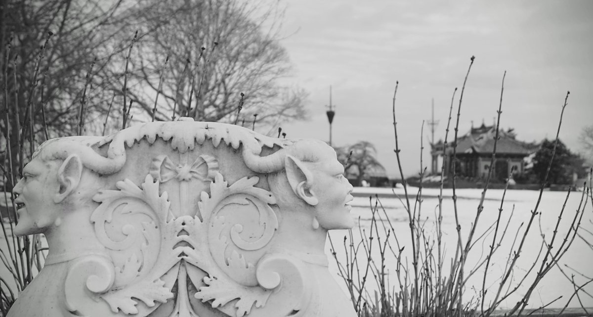 Chinese teahouse with marble fauns/View from the garden  茶馆  
Newport, RI
#photography #winter #snow #fauns #茶馆 #cháguǎn #blackandwhite #blackandwhitephotography #monochrome #MarbleHouse #Newport #RhodeIsland