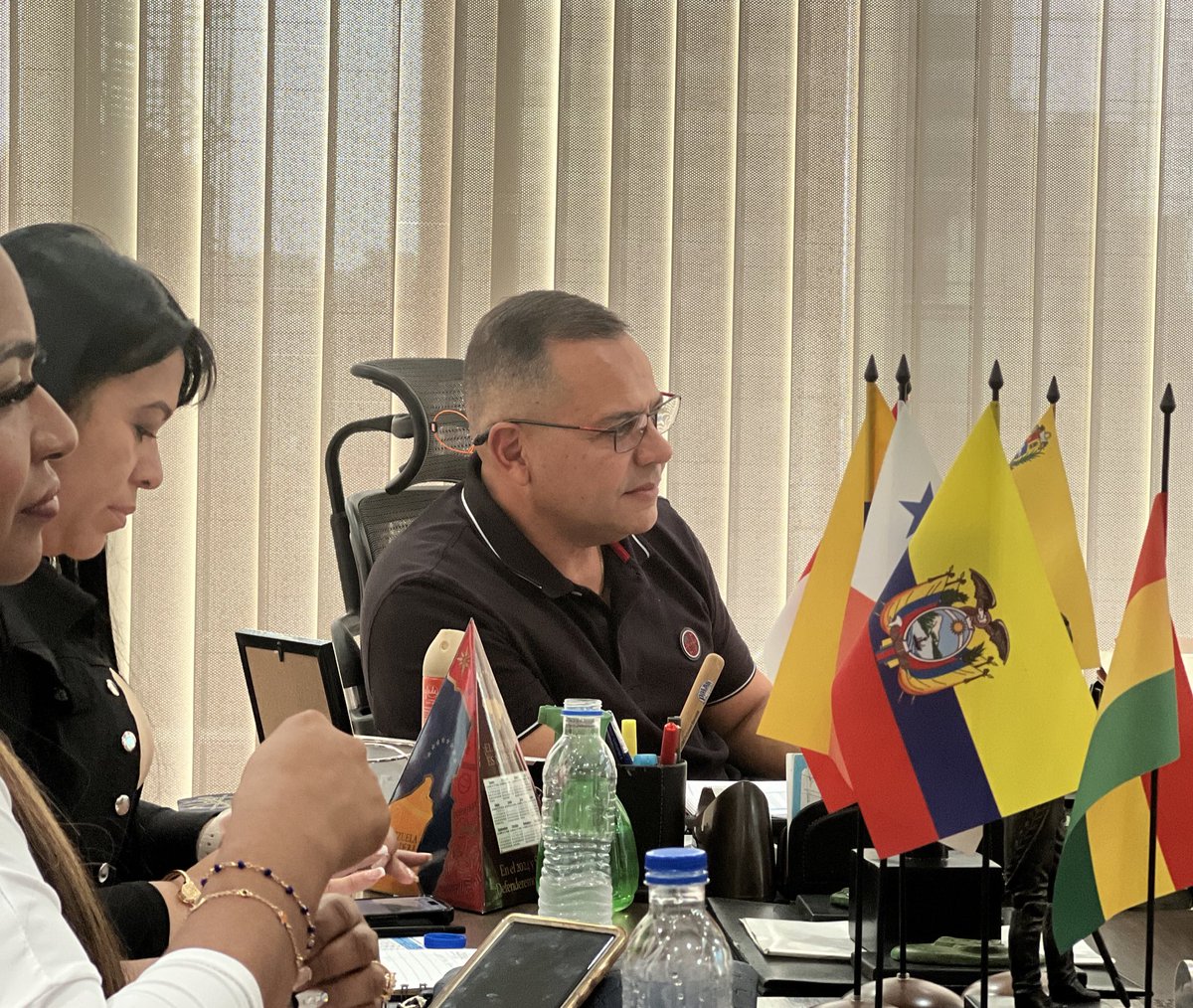 GDJoseFMedinaE1's tweet photo. Junto a mi equipo de @MercalOficial sostuvimos #Hoy #19Feb24 una grata reunión de trabajo con Yusleivy Martínez Carmona Jefe de La Misión Médico Cubana y su equipo representantes de @cubacooperaven  afianzando lazos de hermandad del Convenio Cuba-Venezuela #ProgramasEspeciales https://t.co/4ppCvv1ZVK