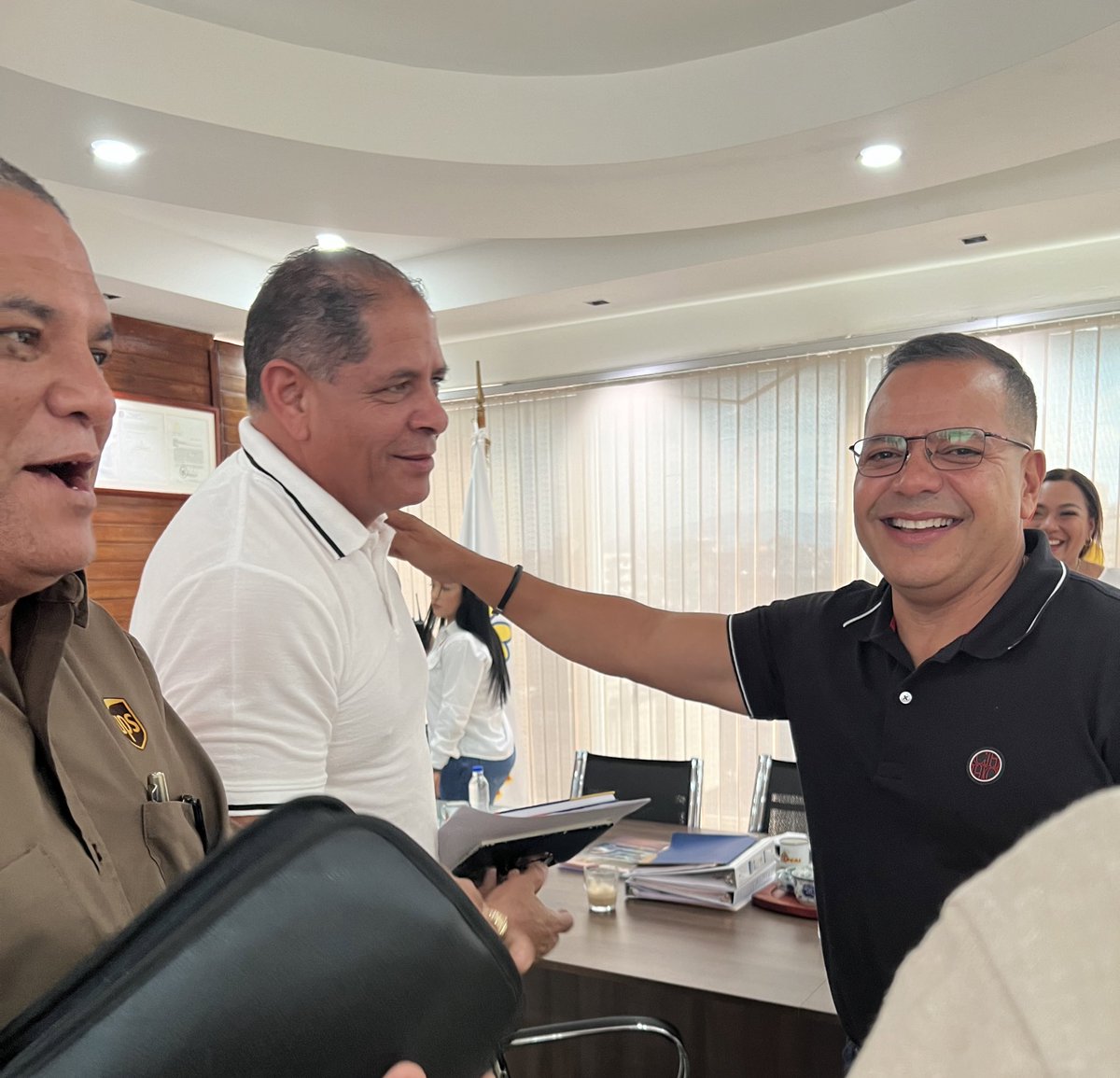 GDJoseFMedinaE1's tweet photo. Junto a mi equipo de @MercalOficial sostuvimos #Hoy #19Feb24 una grata reunión de trabajo con Yusleivy Martínez Carmona Jefe de La Misión Médico Cubana y su equipo representantes de @cubacooperaven  afianzando lazos de hermandad del Convenio Cuba-Venezuela #ProgramasEspeciales https://t.co/4ppCvv1ZVK