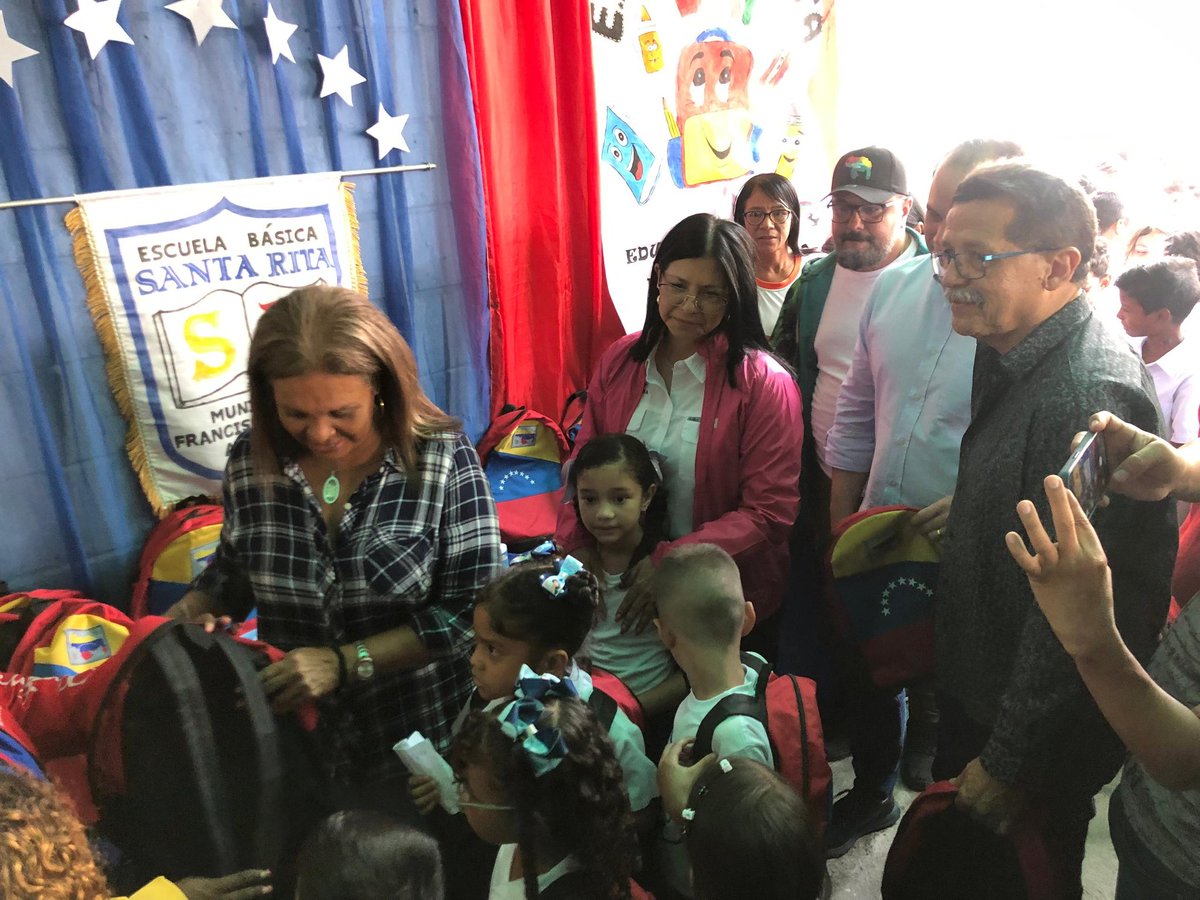 Gracias a las políticas públicas del Pdte. @NicolasMaduro Más de 9.900 Niños/as fueron beneficiados con Bolsos Escolares Escolares en el Municipio Linares Alcántara #PuebloMaduroQueAvanza @_LaAvanzadora @MPPEDUCACION @PiedadQuintana1 @Soykarinacarpio