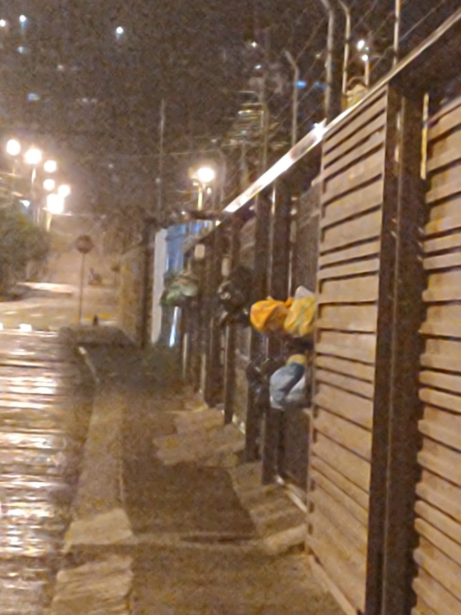 gasa83's tweet photo. @emac_ep  podrían informar el porque de la no recolección de basura el día de hoy en las zonas de Machangara calle Roma,  a esta hora toda la basura está en calles y parrillas, muchas gracias https://t.co/kKzk48EJfS