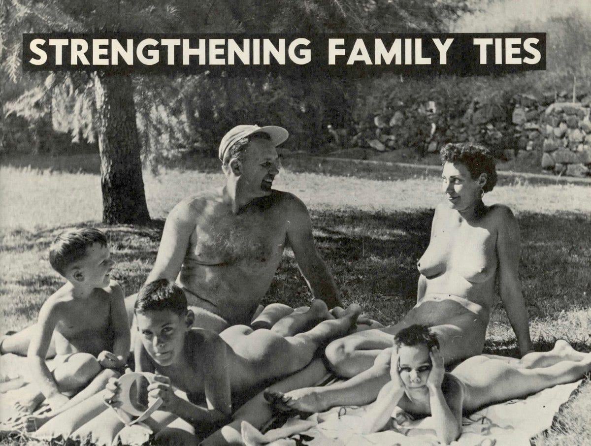 CanuckNaturist's tweet photo. Strengthening Family Ties 

#Naturism #Nudism #FKK #FamilyFirst https://t.co/Yl5uFaMLJX