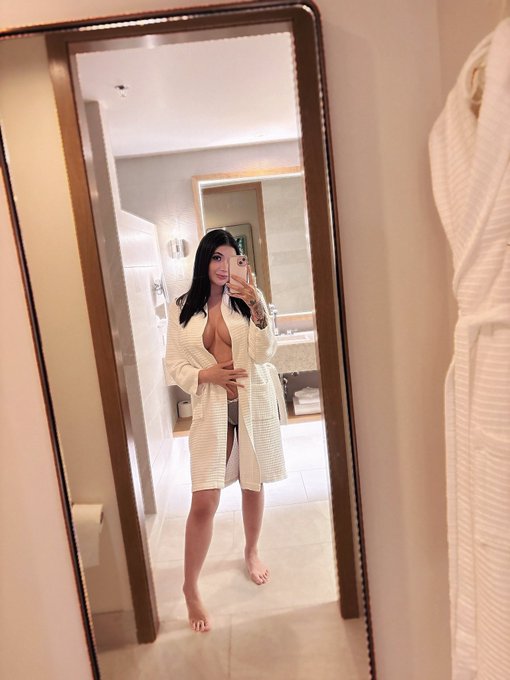 Waiting for my lovely client to show up 😉 hotel robes are the most comfiest. https://t.co/2QOOmlHa2i