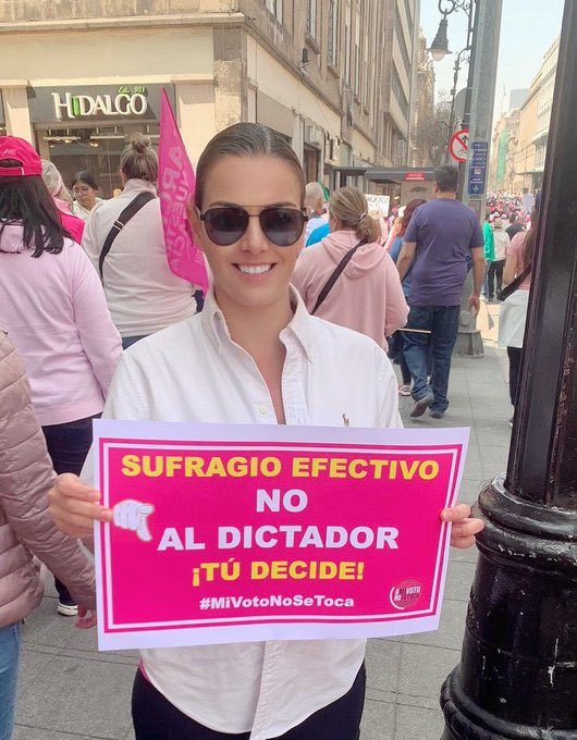 Berges_'s tweet image. En qué país creen que se encuentra la destacadísima fémina? 🤔😅🖖🏼🙃

#MarchaDeLaDemocracia #CiudadanosInformados #CiudadanosListo #CiudadanosQueLesGira