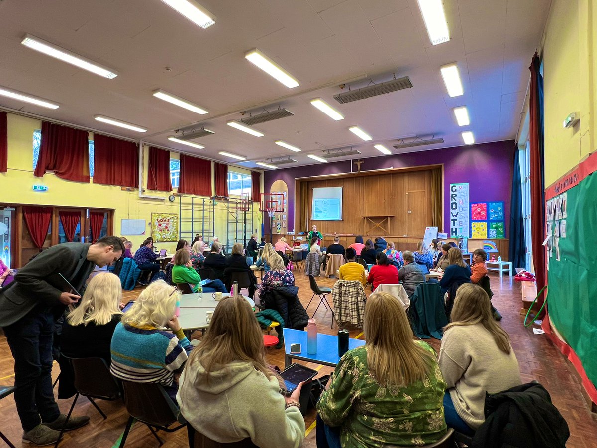 🌟 A fabulous start to the week as Additional Needs Assistants from across the Eildon West cluster joined @Mrs_AinslieSBC, @MrRoddyGraham & I on our inset day, to learn more about @Showbie & the range of #accessibility features built into the @inspireSBC iPads 🌟
