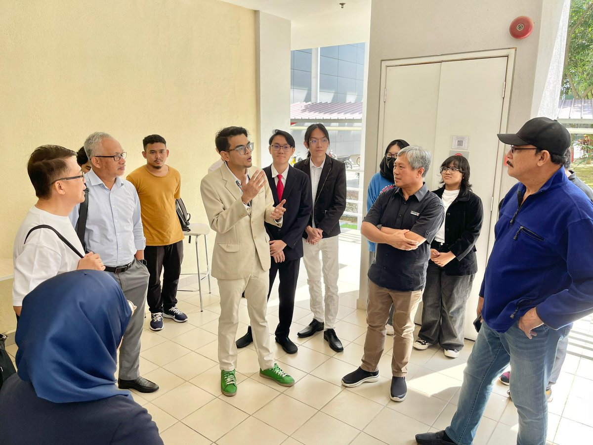 ProfMazliham's tweet photo. Datuk (Dr.) Yusof Haslam, Managing Director of SKOP Production, Mr. Nik Sazali Nik Hussin, CEO of SIRIM STS Sdn Bhd. and Puan Roslawati Mat Lazim from PUNB together with the representatives from MOHE (cont.) https://t.co/FGctifl2WS