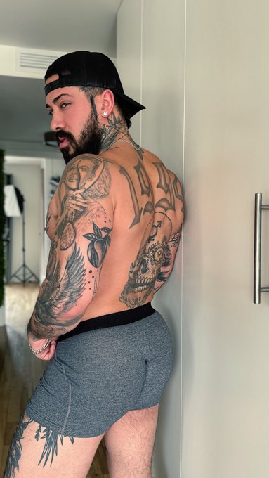 Hey babe, need anything? 😈 https://t.co/yUeWgr5kGy