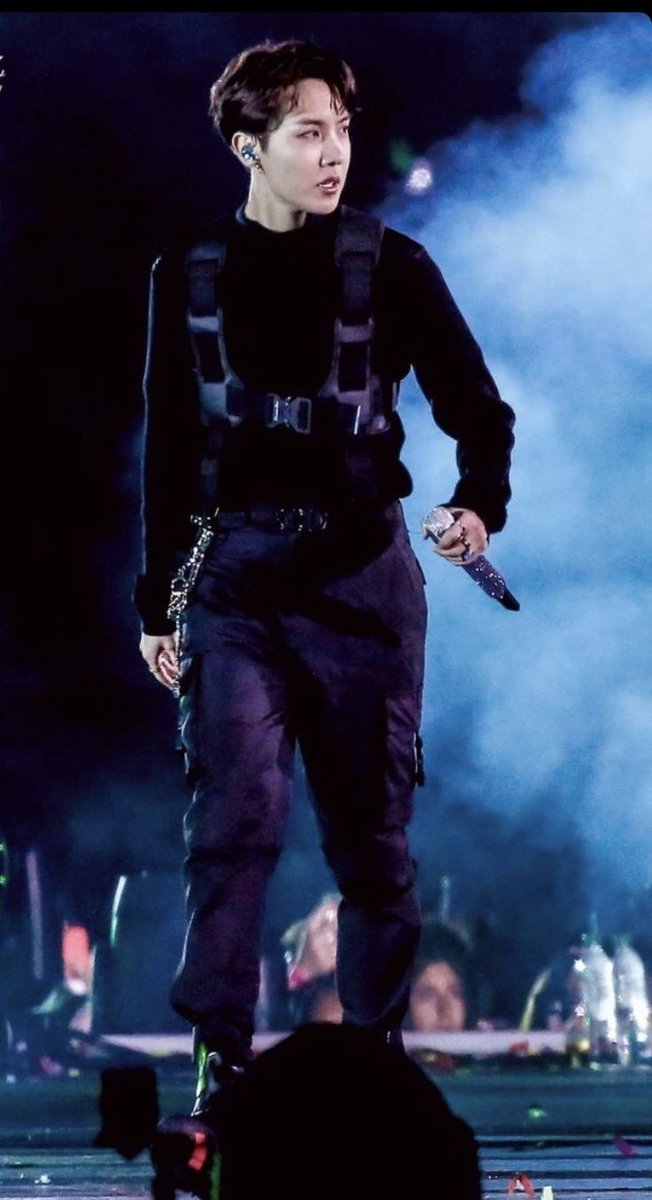 Pastelito_mab's tweet photo. Toma una captura de pantalla de la rueda de colores y deja que decida el color que  lleva tu bias + ss de tu stream.

Me gusta Jhope de negro, es hermoso de cualquier forma.
#StreamOnSpotify https://t.co/6JJ1ZJKJzK