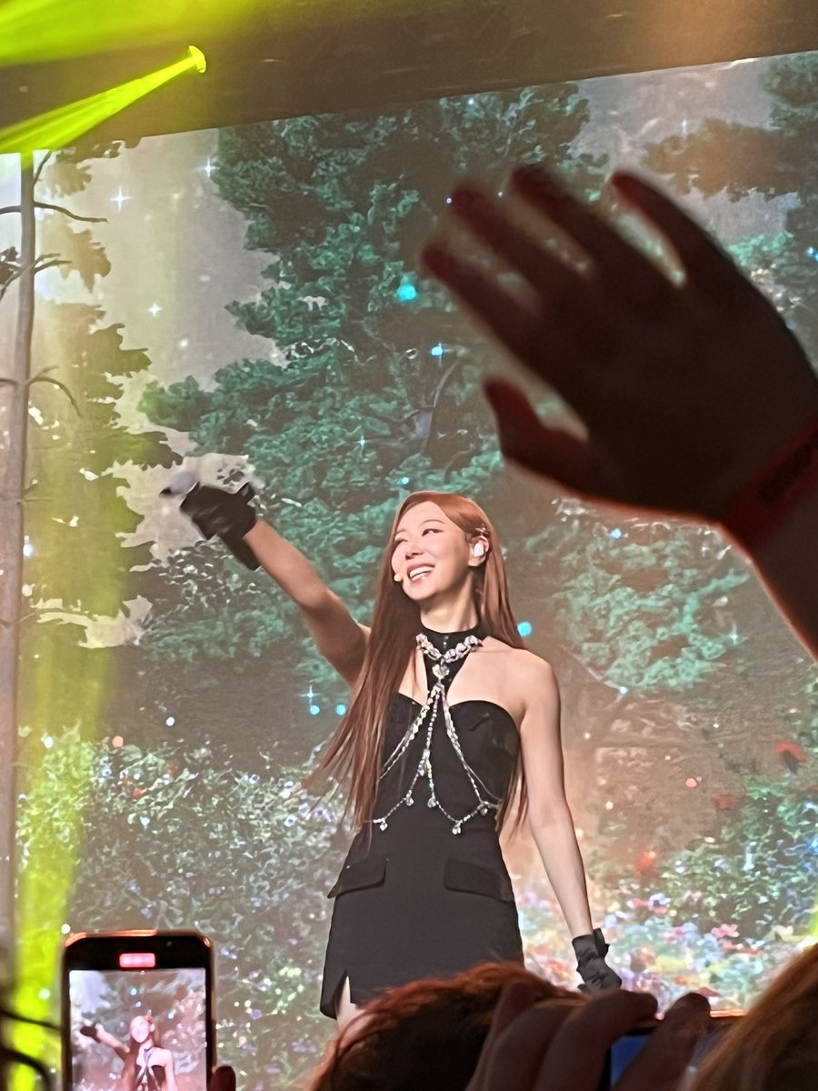 zaba_gaba's tweet photo. some dongie pics cuz she looks amazing  in these #dreamcatcherinwarsaw https://t.co/2anqUJEmXE