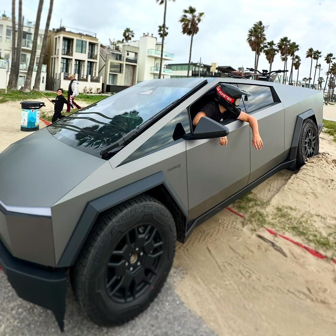 Tsla_Stock's tweet photo. The reaction of kids seeing the Cybertruck for the first time is exactly like this bc everything they ever imagined about the future, just came to real life https://t.co/UlVZO0GNZq
