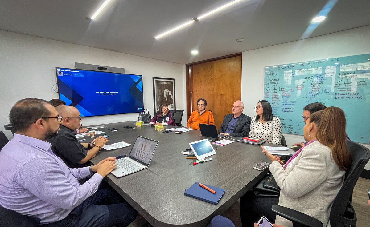 SoledadTamayoT's tweet photo. Nos reunimos con los Viceministros de Educación Media y Superior, rectores de las Escuelas Normales Superiores de diversas regiones del país para discutir nuestro proyecto de ley que busca reconocer a las Escuelas Normales Superiores como Instituciones de Educación Superior🇨🇴 https://t.co/y6jxlIqTdA