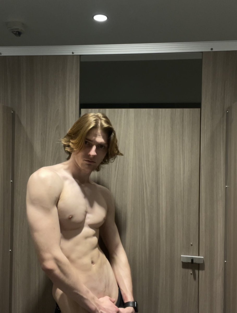 valgreyx's tweet photo. Got caught in the gym bathroom 🙈 https://t.co/vqHj6Aah1U