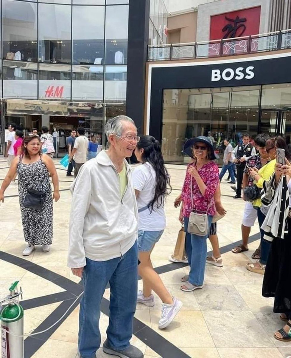 Memorex (@videitomanda) on Twitter photo El asesino que fue indultado porque estaba moribundo paseando de lo más tranquilo por las tiendas del Jockey.
El <a href="/TC_Peru/">Tribunal Constitucional del Perú</a> si fuera serio debería anular ese indulto gestionado por <a href="/KenjiFujimoriH/">Kenji Fujimori</a> y arreglado por <a href="/KeikoFujimori/">Keiko Fujimori</a> después. El asesino que fue indultado porque estaba moribundo paseando de lo más tranquilo por las tiendas del Jockey.
El <a href="/TC_Peru/">Tribunal Constitucional del Perú</a> si fuera serio debería anular ese indulto gestionado por <a href="/KenjiFujimoriH/">Kenji Fujimori</a> y arreglado por <a href="/KeikoFujimori/">Keiko Fujimori</a> después.