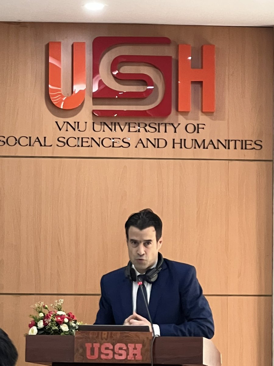 PascalGriset's tweet photo. Pierre Journoud @univpaulvalery ouvre le colloque avec les officiels vietnamiens 

La Keynote est présentée par           Robert Frank ancien directeur @UmrSirice https://t.co/afGPfWVFyP