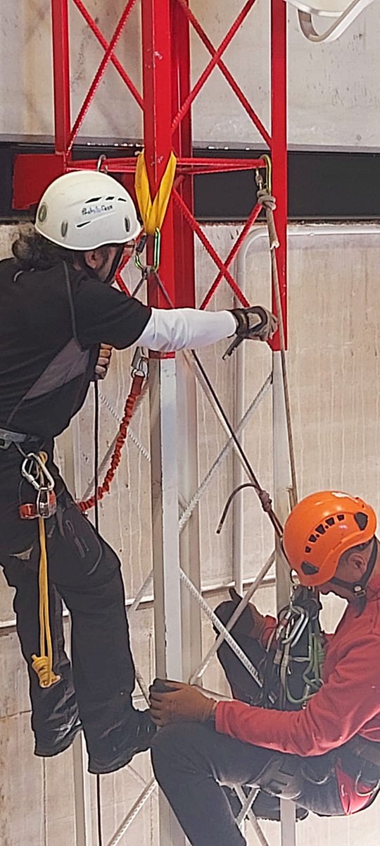 pachilofeos's tweet photo. 🧗 Este finde hemos aprendido y disfrutado a partes iguales en el Taller de técnicas de autosocorro y rescate en ferratas impartido por nuestro presi Sergio Rodríguez en las instalaciones de Aplik2.
La seguridad es responsabilidad de tod@s y la edad, como véis, no es excusa. 👧👴 https://t.co/bC51xyQveK