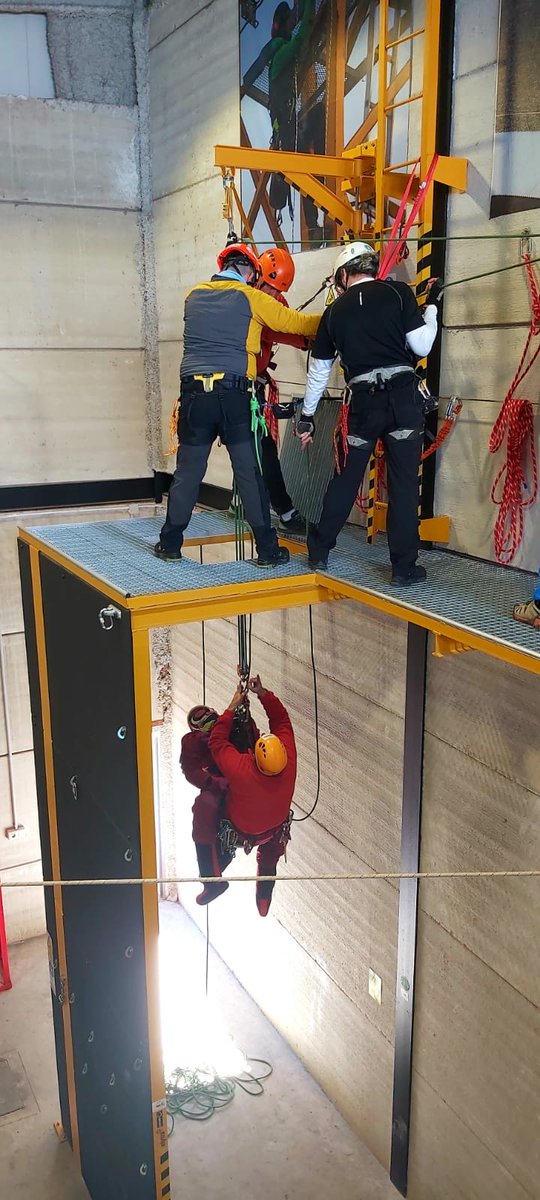 pachilofeos's tweet photo. 🧗 Este finde hemos aprendido y disfrutado a partes iguales en el Taller de técnicas de autosocorro y rescate en ferratas impartido por nuestro presi Sergio Rodríguez en las instalaciones de Aplik2.
La seguridad es responsabilidad de tod@s y la edad, como véis, no es excusa. 👧👴 https://t.co/bC51xyQveK