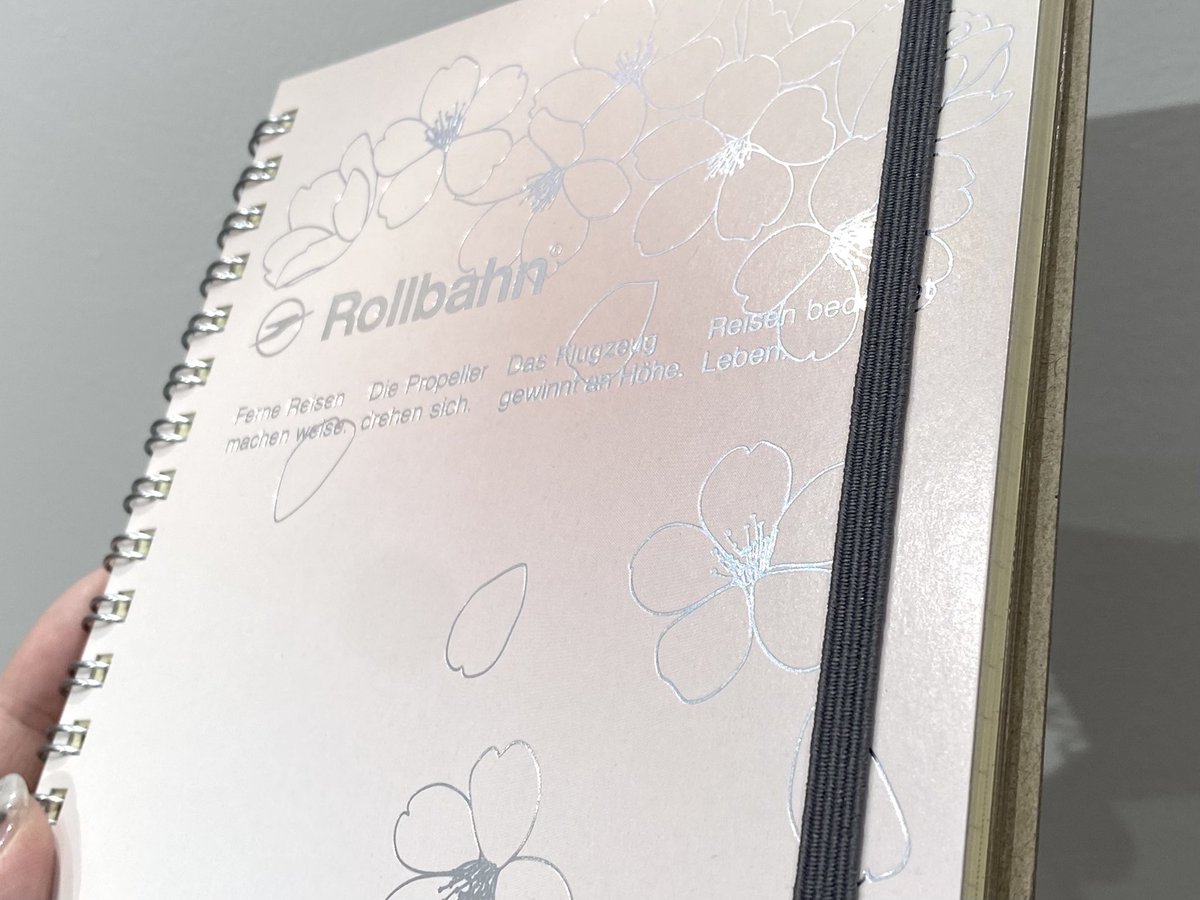 デルフォニックスから、ひと足早い春をお届け！
ロルバーン ポケット付メモ チェリーブロッサム Lが今年も登場しました。
桜の花が箔押しのシンプルな線で描かれたチェリーブロッサムは、直営店限定のアイテムです。＃ロルバーン　＃桜

delfonics.com/news/30356.html