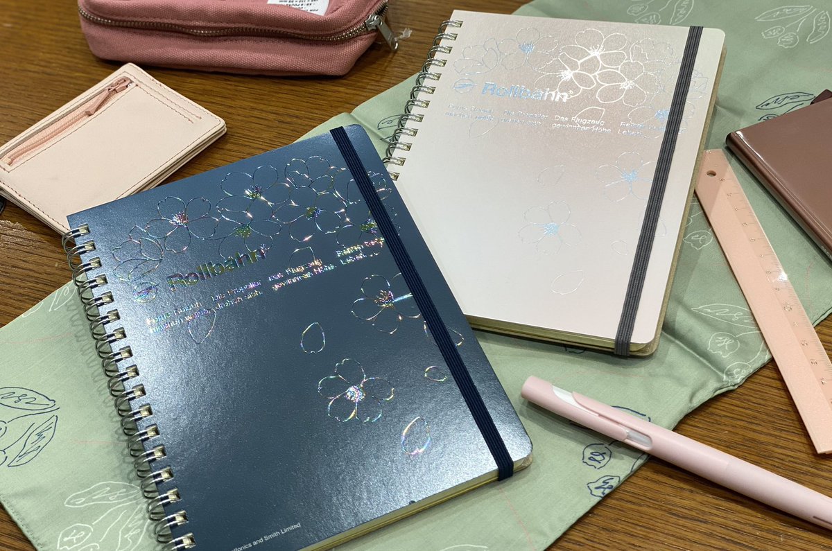 smith_kmd's tweet photo. デルフォニックスから、ひと足早い春をお届け！
ロルバーン ポケット付メモ チェリーブロッサム Lが今年も登場しました。
桜の花が箔押しのシンプルな線で描かれたチェリーブロッサムは、直営店限定のアイテムです。＃ロルバーン　＃桜

https://t.co/7fCjyyYQPi https://t.co/GP6jNsHLvG