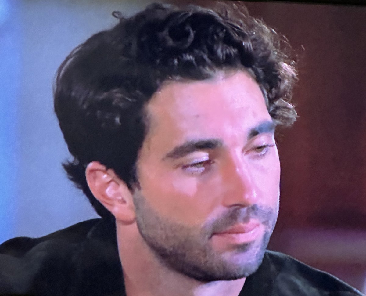 Joey just wants to get thru ONE dinner without trauma dumping 

#TheBachelor