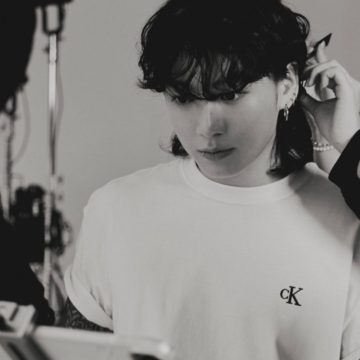 MyCalvinRP's tweet image. © #CalvinKleinRP › 𝗙𝗮𝘀𝗵𝗶𝗼𝗻 › #ArchiveLogoTeeRP

Another view. On set with 𝗔𝗸𝗿𝗮𝗺 𝗝𝗮̈𝗴𝗴𝗲𝗿 (@iridiscendia ). Wish you were there?