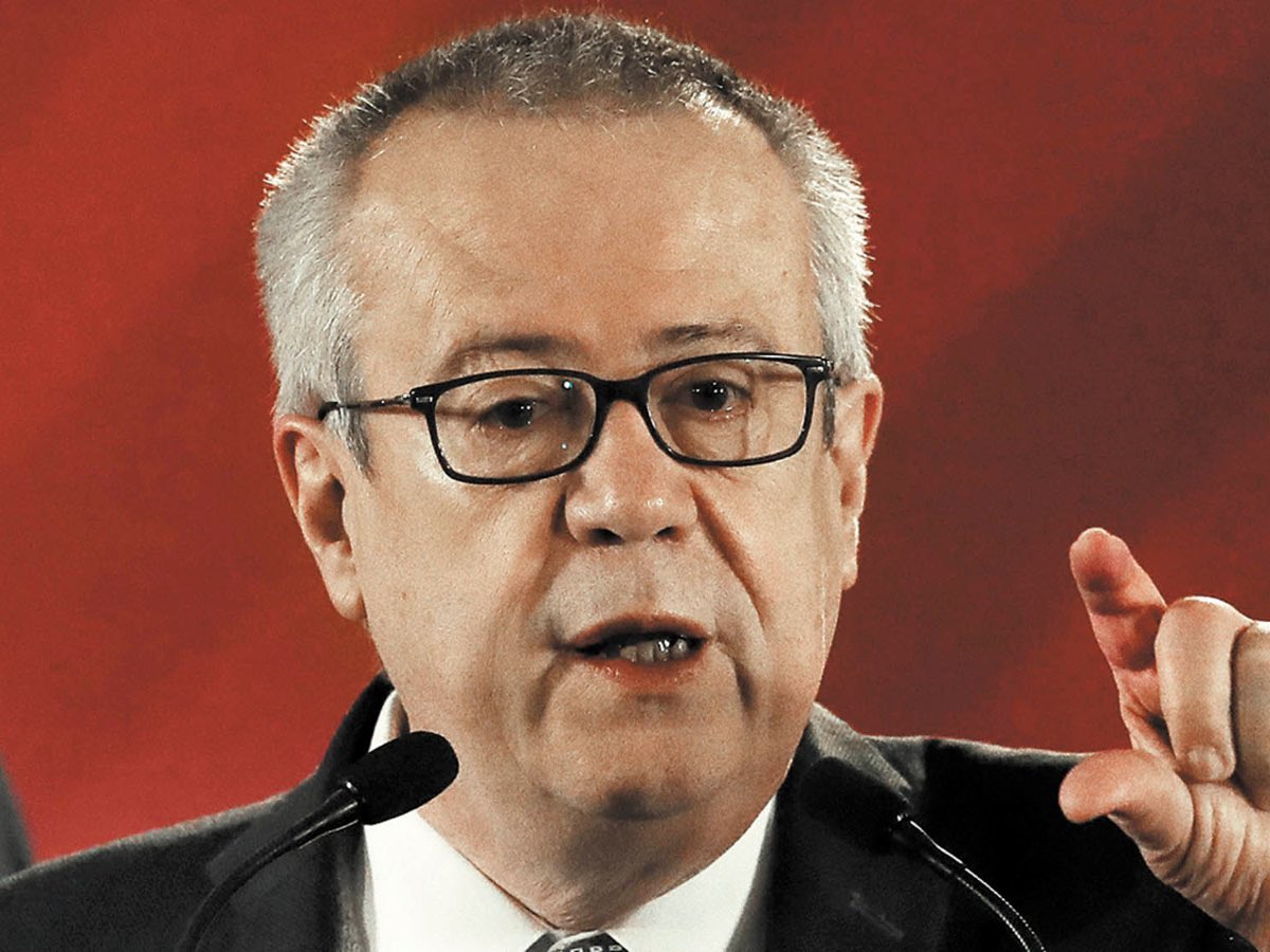 c4jimenez's tweet photo. Aunque el ex secretario Carlos Urzua sufrió una caída por estas escaleras, y un golpe en la cabeza, la @FiscaliaCDMX informó q no investigará las causas del fallecimiento.
“Su médico tratante certificó muerte natural por lo que no se inició carpeta de investigación al respecto”. https://t.co/xvyw3KuHd9