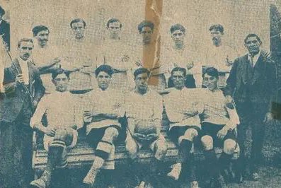 🔙 El 1er #ClasicoCordobes se jugó en 1914 por el Campeonato de la Federación Cordobesa.

#Belgrano 🔵 ganó 1-0 con una particularidad: Talleres (por entonces llamado Central Cordoba Athletic) se retiró de la cancha antes de que termine el partido en forma de protesta.