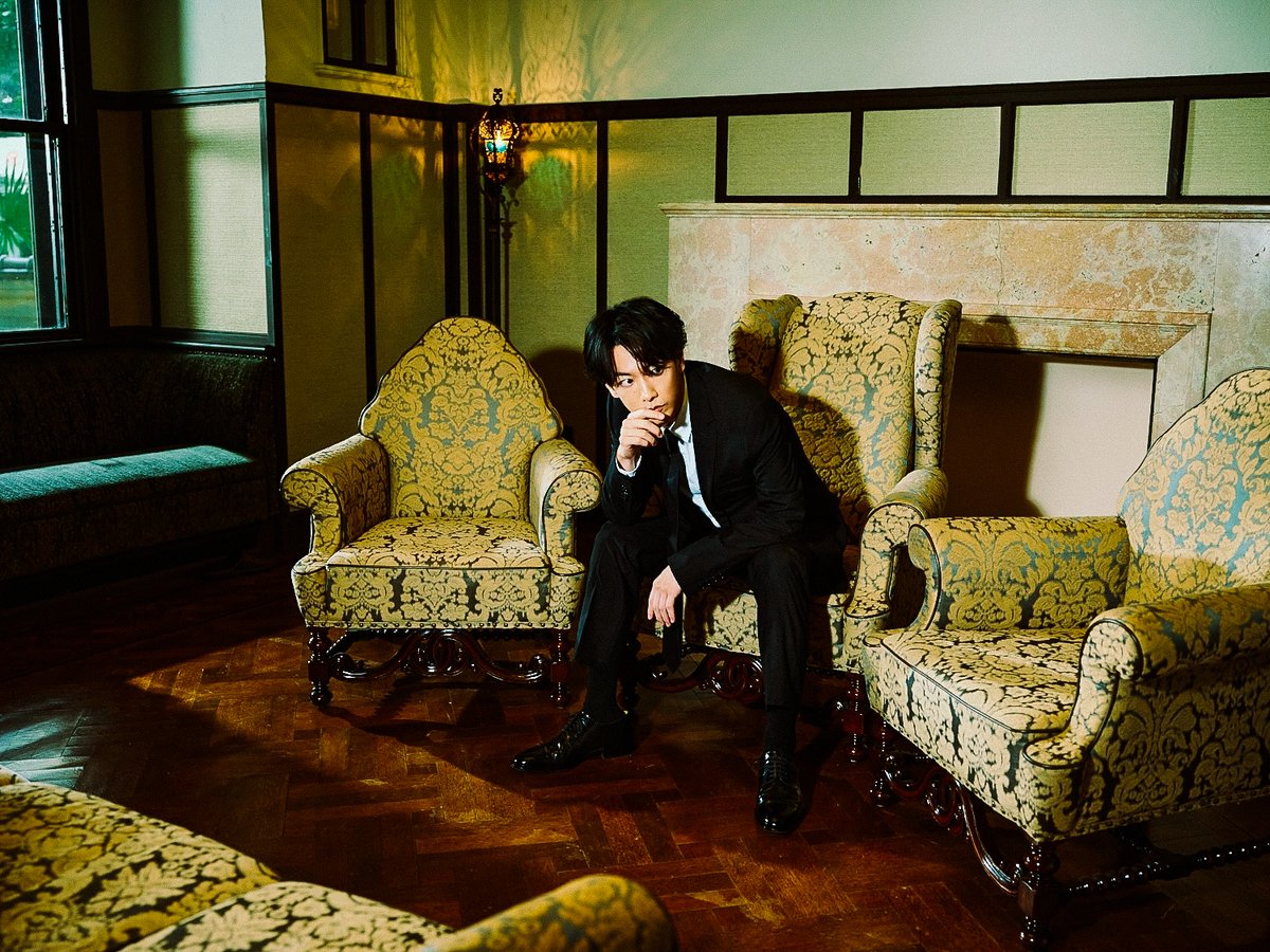 SPUR_magazine's tweet photo. SPUR4月号佐藤健さんの特集よりアザーカットを公開。この部屋での撮影中はカメラの山田智和さんと佐藤さんが二人きりで対話しながら撮影を進めた場面も。信頼関係で結ばれた二人だからこそ実現した写真にご期待ください
#佐藤健 #takerusatoh

🔻予約はこちら
https://t.co/PM3Z2hawRZ https://t.co/5KI5RuH7DI