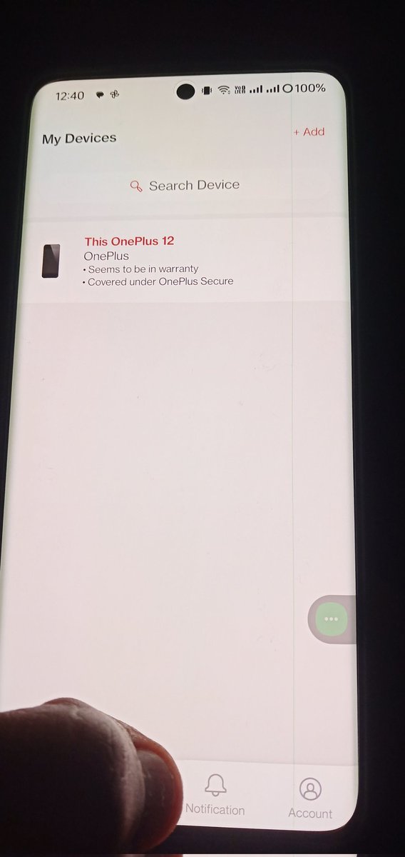 _techibee's tweet image. Green line on the OnePlus 12 🤪 Let's welcome our old friend, the green line, which was missed a lot on the new OnePlus flagships. Jokes aside, why can't brands get this issue fixed? The OnePlus 12 has a brand new panel, and still, this happened. #oneplus12 #greenline fix!