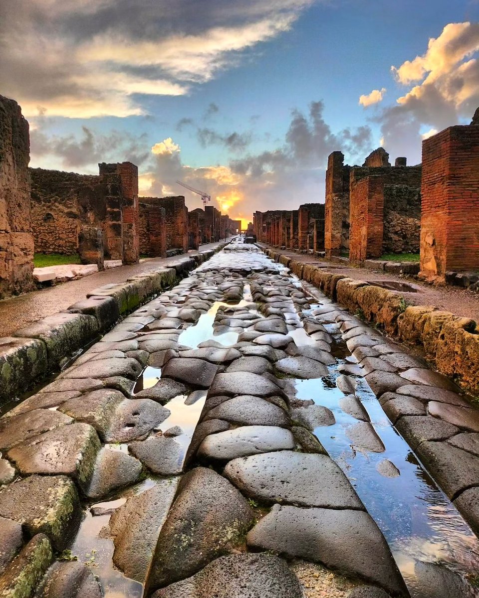 JamesLucasIT's tweet photo. Walking through history in Pompeii https://t.co/2yiOv46BuB