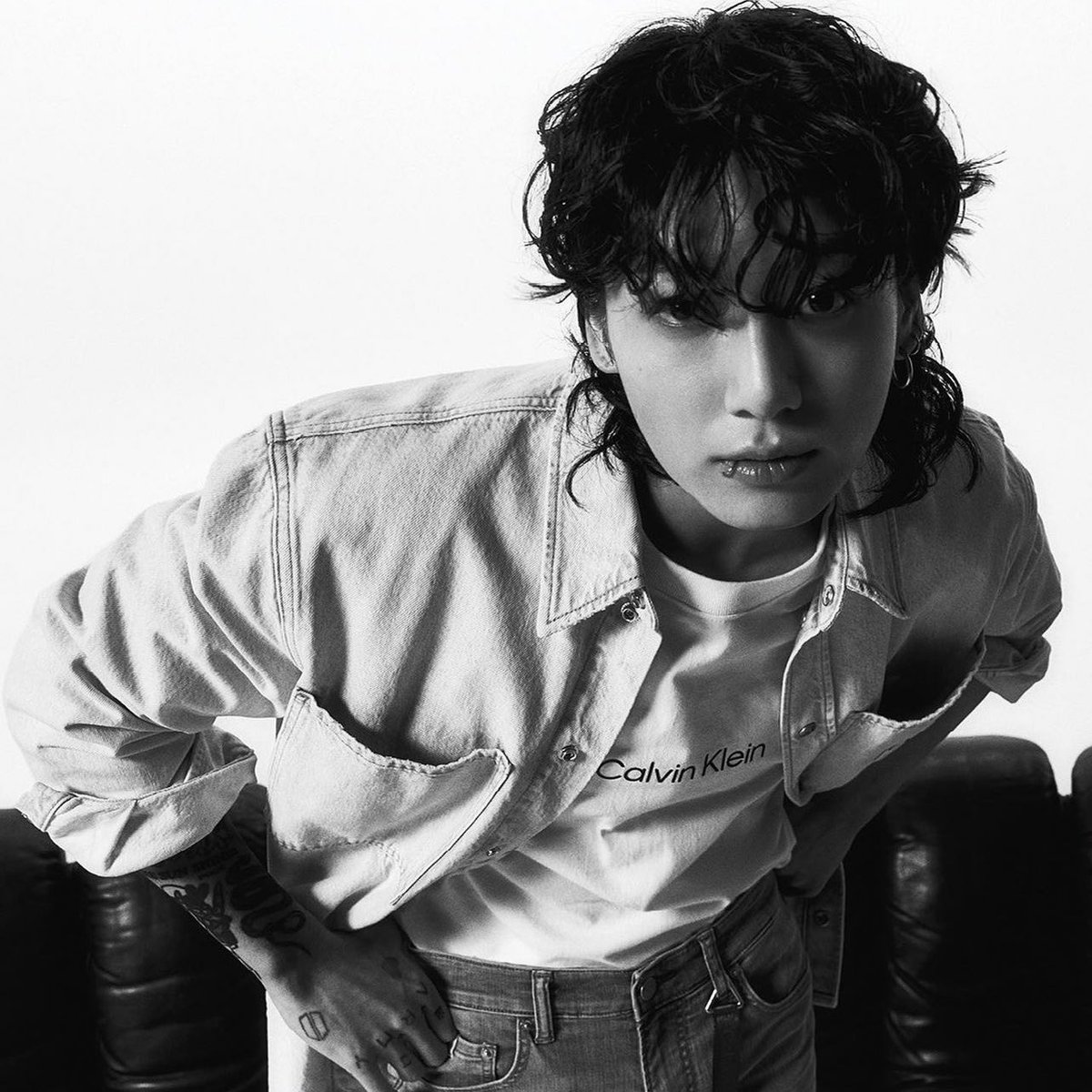 PopFashionRP's tweet image. © 𝗣𝗼𝗽 𝗙𝗮𝘀𝗵𝗶𝗼𝗻 (#PopFashionRP)
Brands › #CalvinKleinRP › 𝗙𝗮𝘀𝗵𝗶𝗼𝗻!

News! 🗞️ ･ Read the 𝖺͟𝗋͟𝗍͟𝗂͟𝖼͟𝗅͟𝖾: 𝗔𝗸𝗿𝗮𝗺 𝗝𝗮̈𝗴𝗴𝗲𝗿  (@iridiscendia ) the new ambassador of #CalvinKleinRP #IconicDenimRP